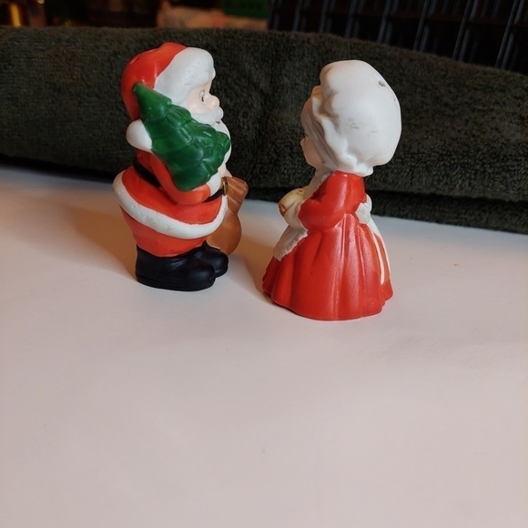 Vintage* Russ Mr & Mrs Claus Salt and Pepper Shakers - Picture 4 of 7